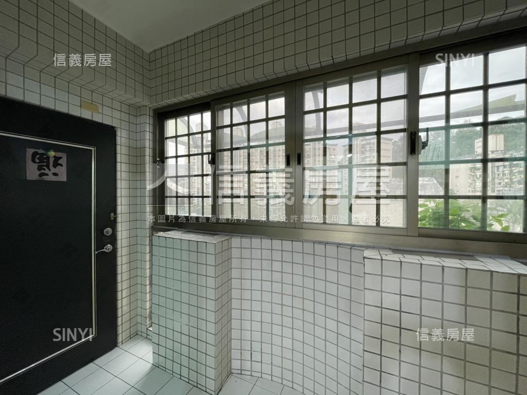 稀有社區管理公寓三房車位房屋室內格局與周邊環境