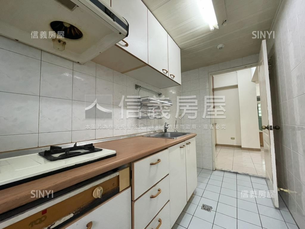 稀有社區管理公寓三房車位房屋室內格局與周邊環境