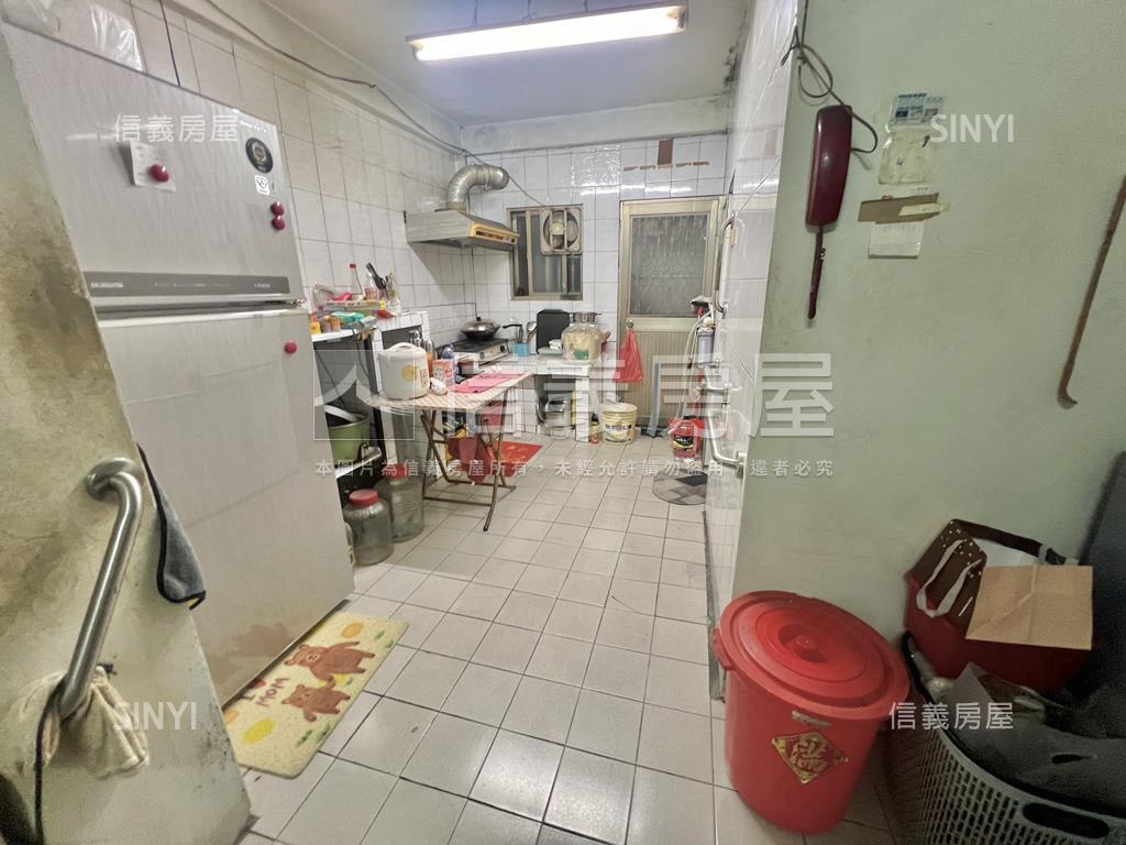 近信義國小捷運邊間透天房屋室內格局與周邊環境