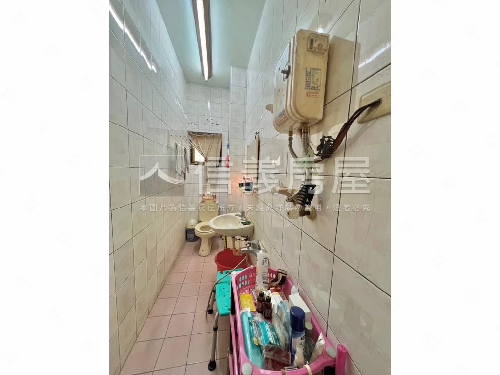 近信義國小捷運邊間透天房屋室內格局與周邊環境