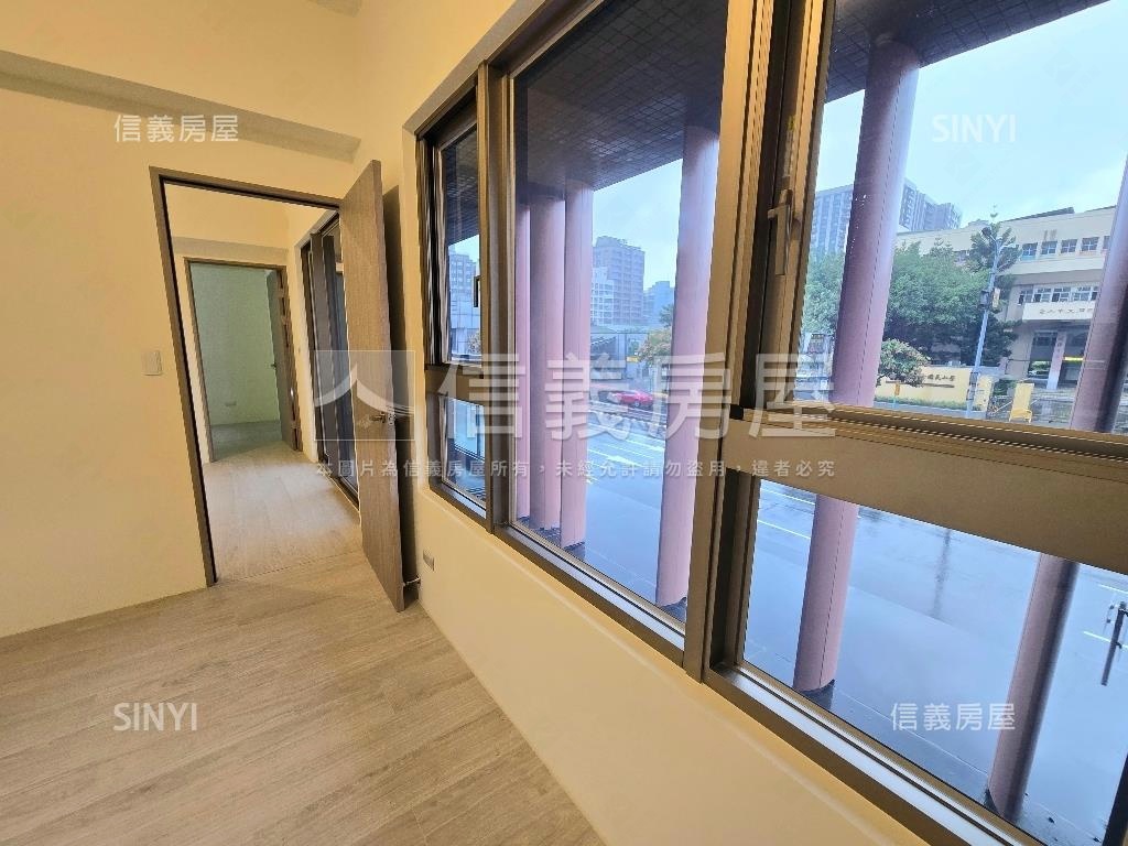 《有鄰之王》２樓附坡平房屋室內格局與周邊環境