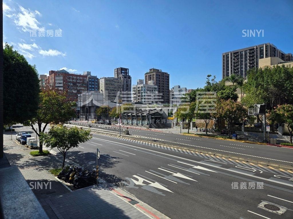 《有鄰之王》２樓附坡平房屋室內格局與周邊環境