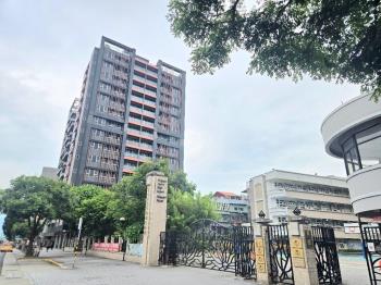 《有鄰之王》２樓附坡平