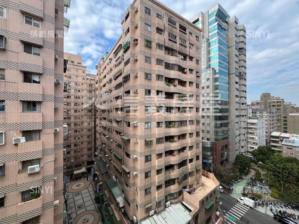 康朵次頂樓小豪宅一房車位房屋室內格局與周邊環境