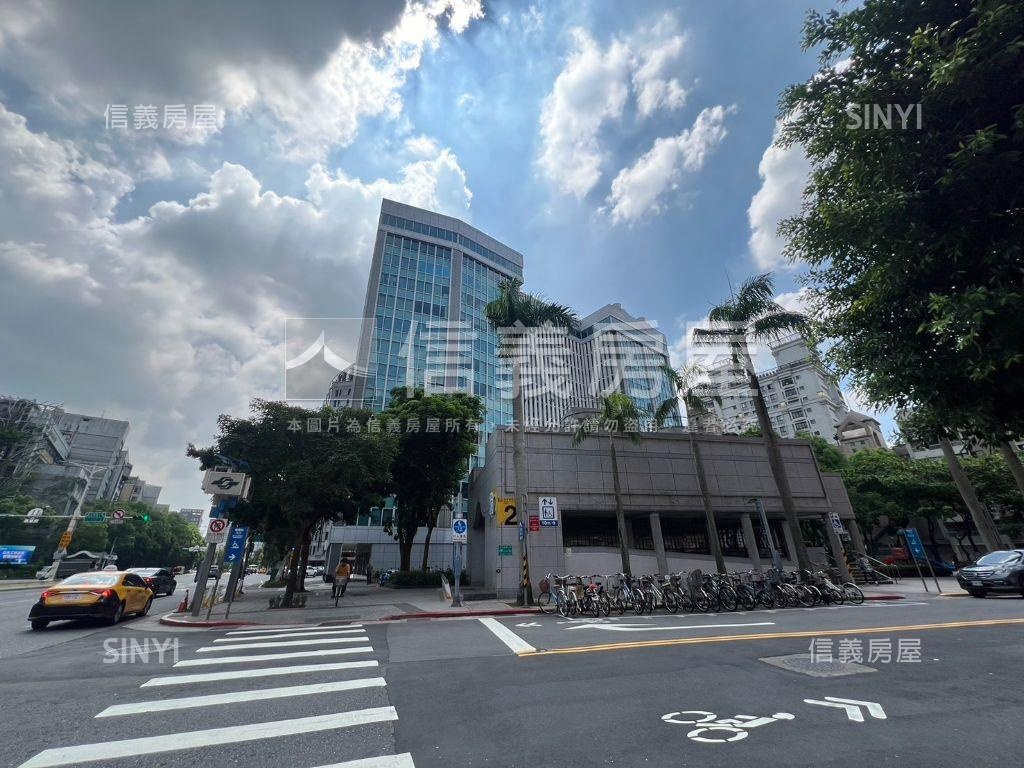 稀！忠孝新生旁角間大店面房屋室內格局與周邊環境