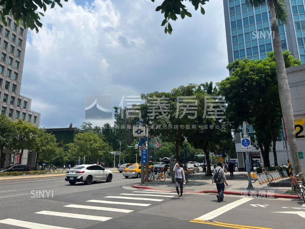 稀！忠孝新生旁角間大店面房屋室內格局與周邊環境