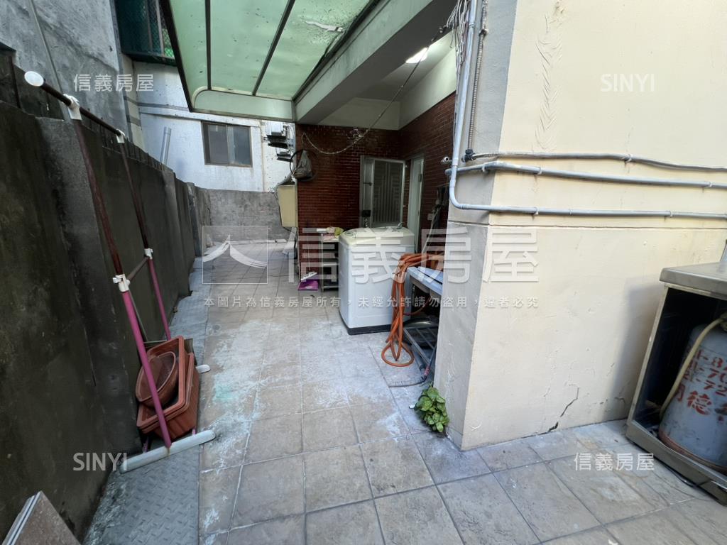 近車站大面寬公寓１＋２Ｆ房屋室內格局與周邊環境