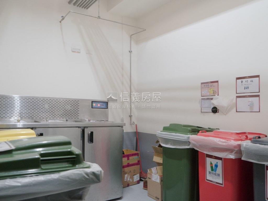 近捷運有陽台質感大套房房屋室內格局與周邊環境