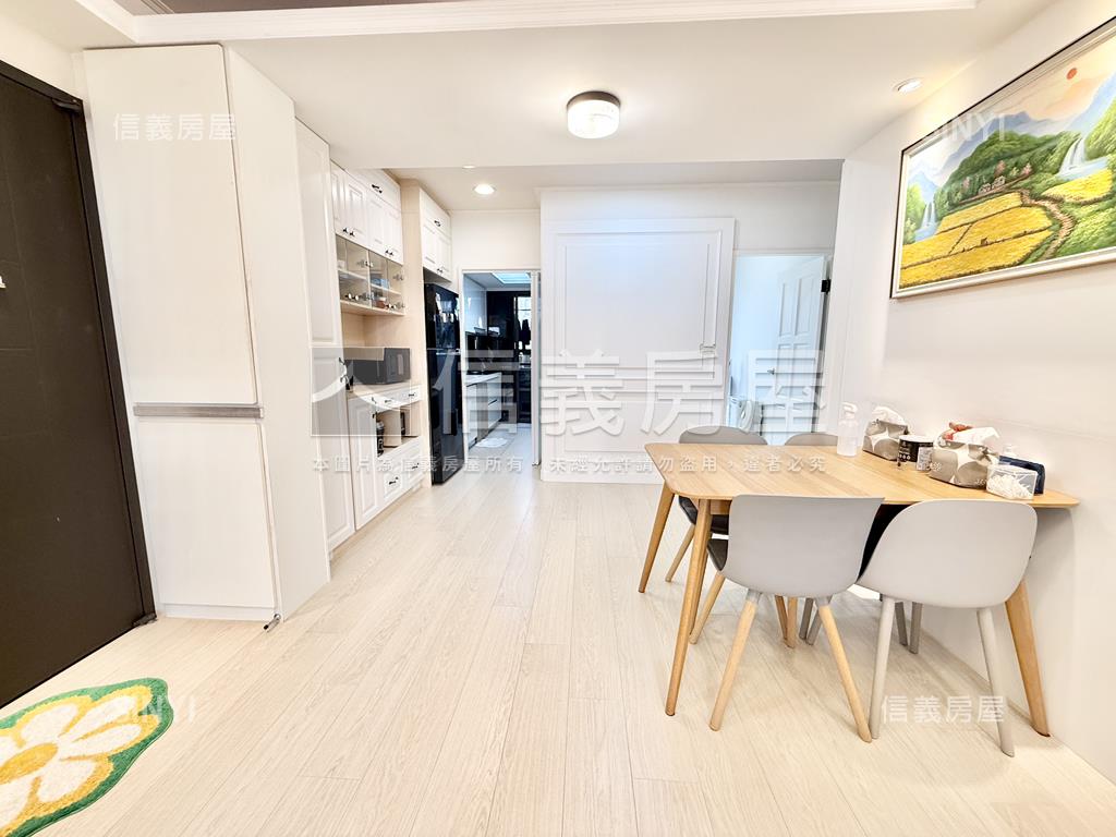 次頂樓溫馨裝潢三房車位房屋室內格局與周邊環境