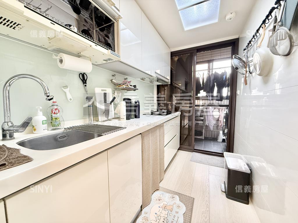 次頂樓溫馨裝潢三房車位房屋室內格局與周邊環境