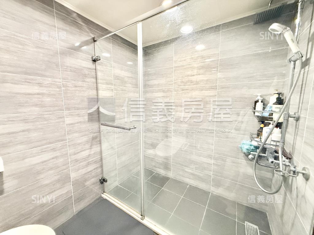 次頂樓溫馨裝潢三房車位房屋室內格局與周邊環境