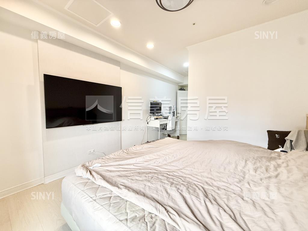 次頂樓溫馨裝潢三房車位房屋室內格局與周邊環境