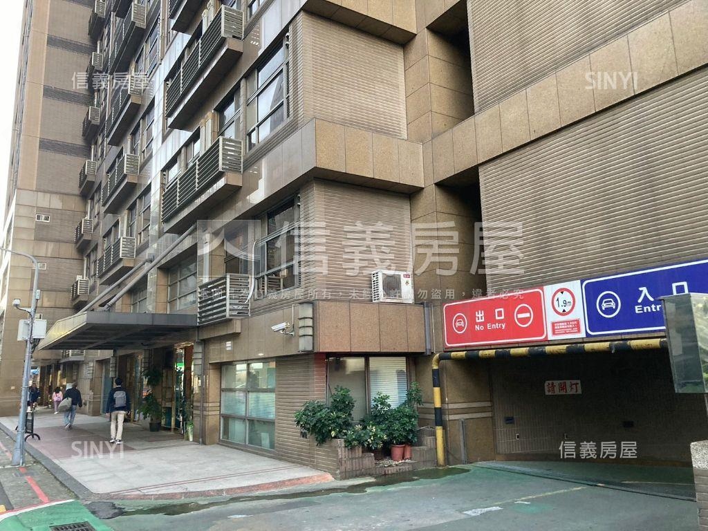 鎮金殿。坡道機械平移車位房屋室內格局與周邊環境