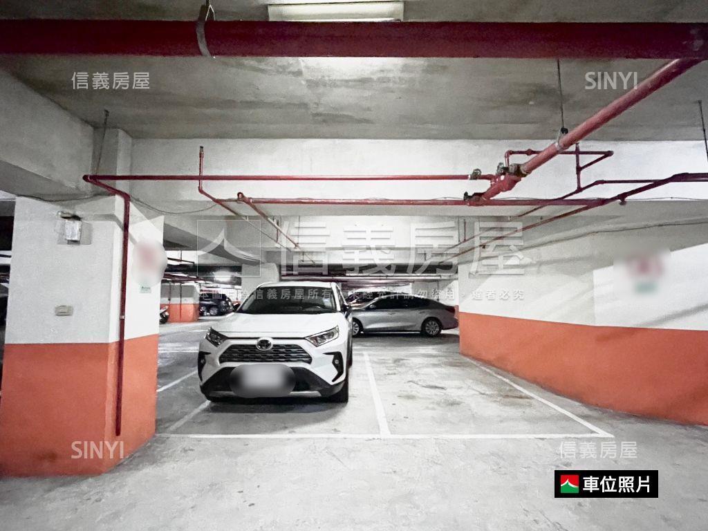 專任★近巨城★四房雙平車房屋室內格局與周邊環境