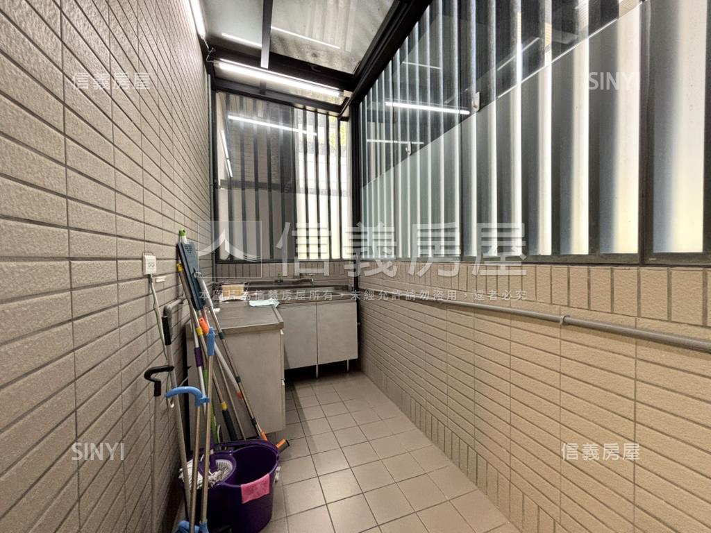 遠雄大面寬三角窗金鑽店面房屋室內格局與周邊環境