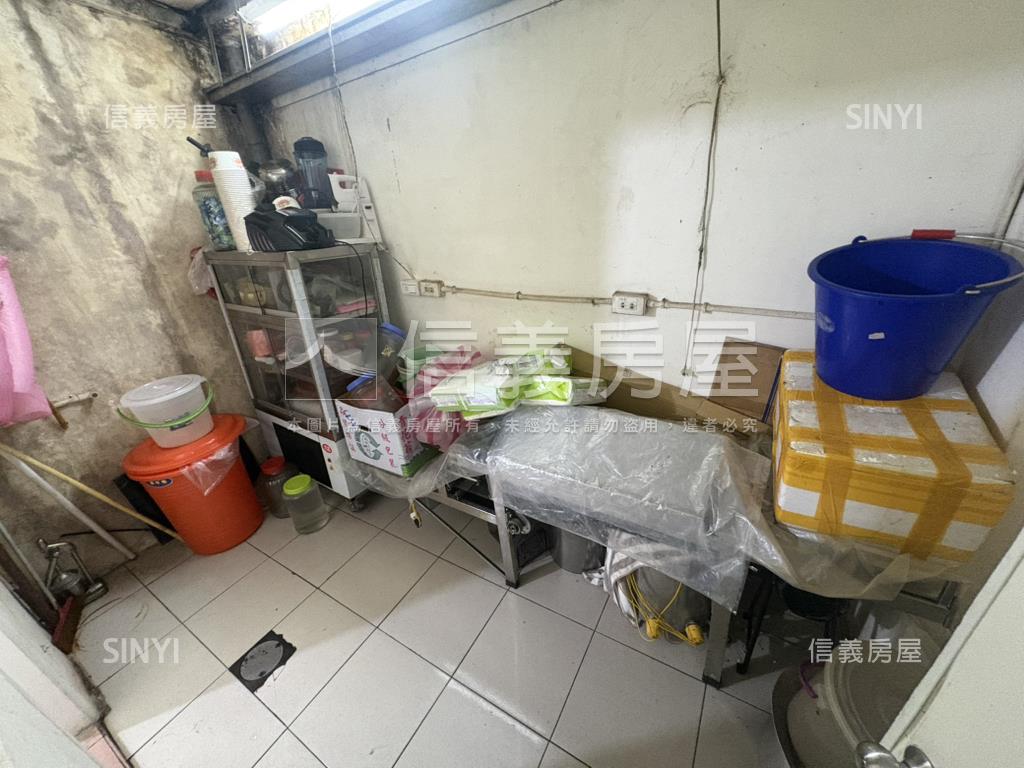 自重街一樓市場方正美店面房屋室內格局與周邊環境