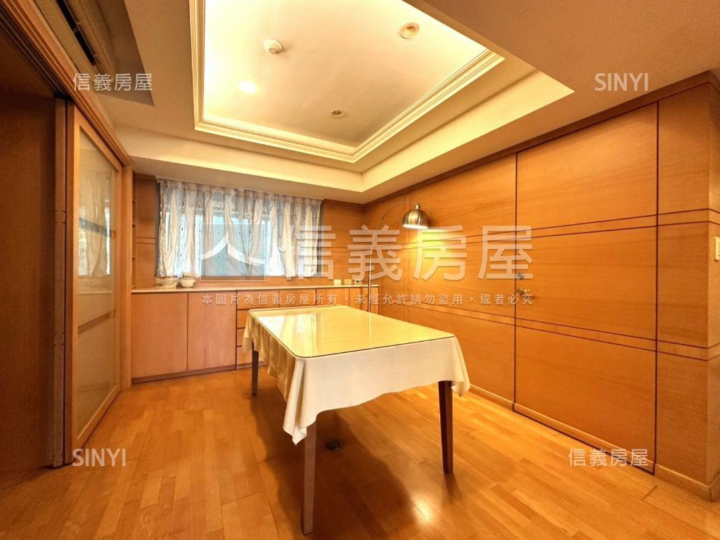 新光奇岩傑仕堡四房車位房屋室內格局與周邊環境