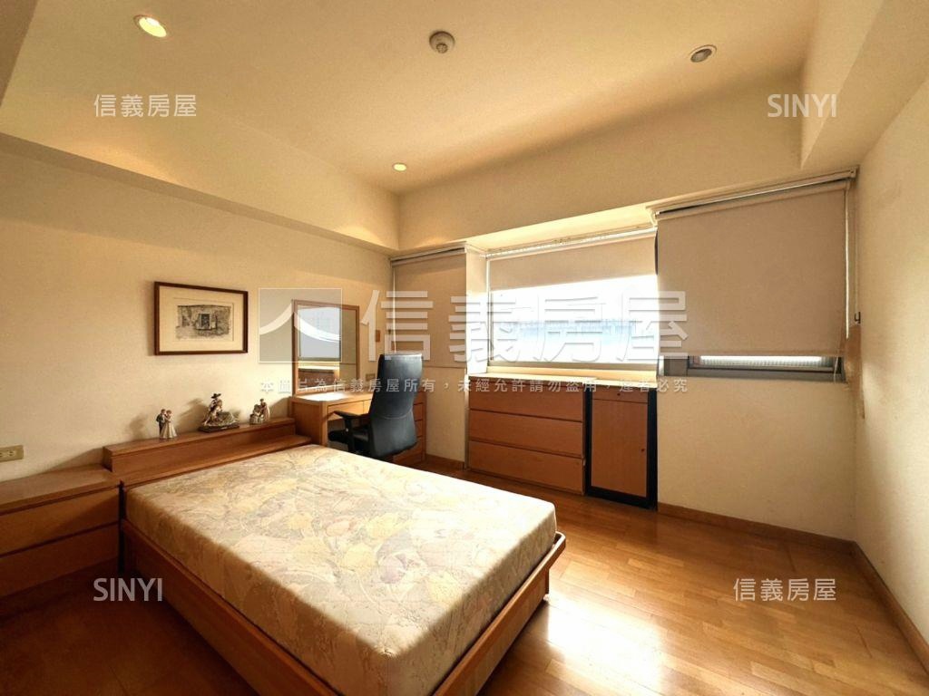 新光奇岩傑仕堡四房車位房屋室內格局與周邊環境