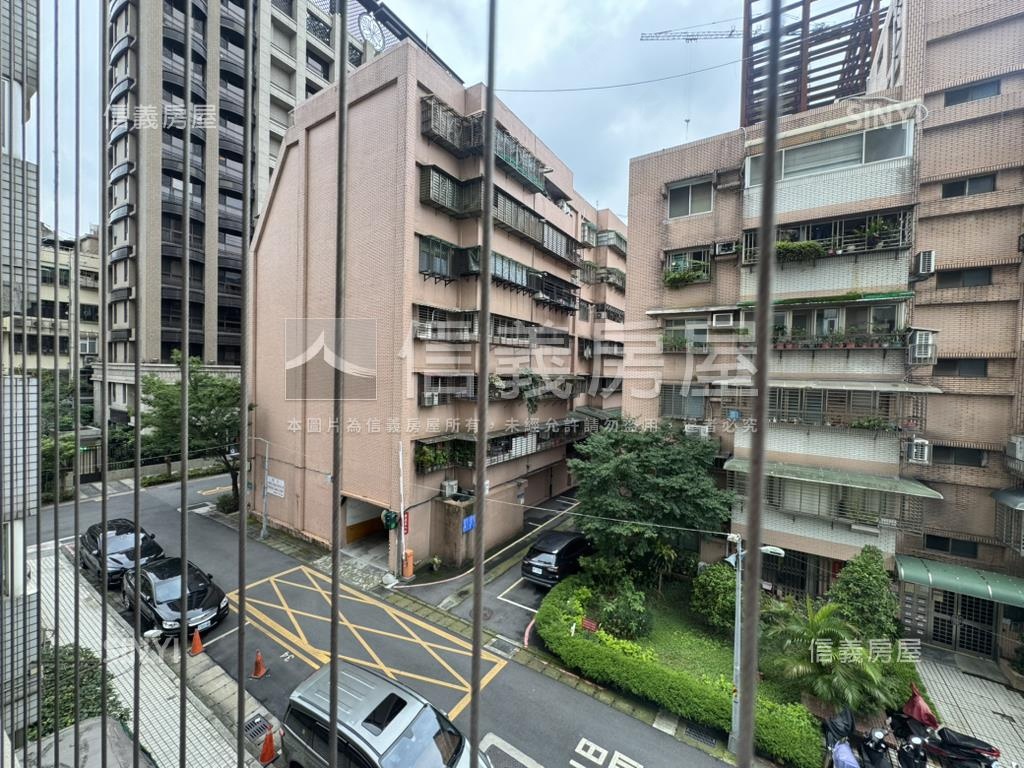 唉呦這間裝潢不錯還有車位房屋室內格局與周邊環境