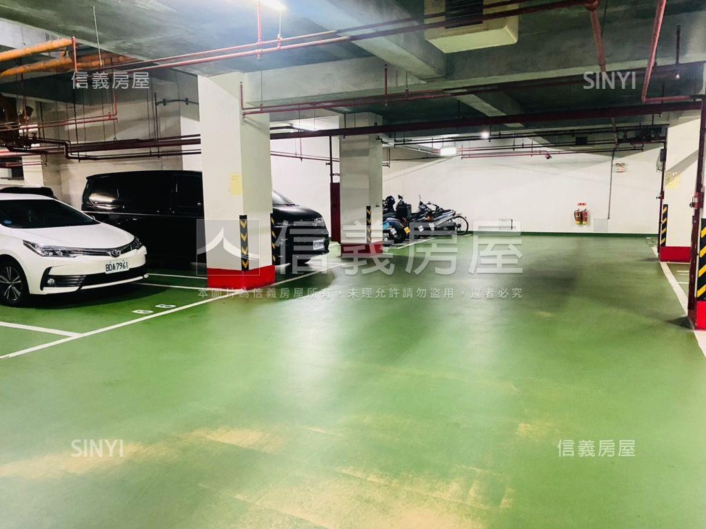 唉呦這間裝潢不錯還有車位房屋室內格局與周邊環境