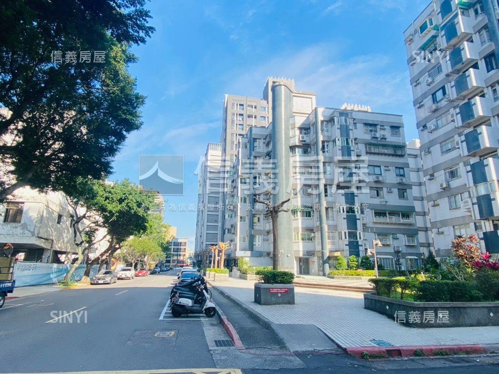 唉呦這間裝潢不錯還有車位房屋室內格局與周邊環境