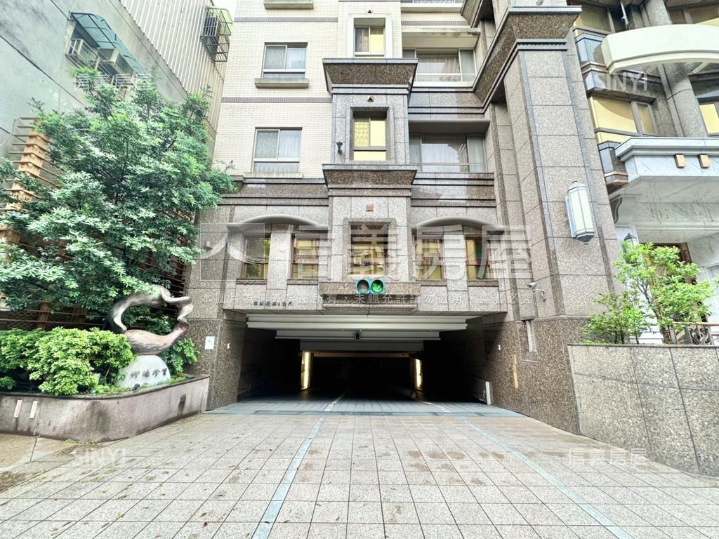 專任仰德珍寶景觀四房車位房屋室內格局與周邊環境