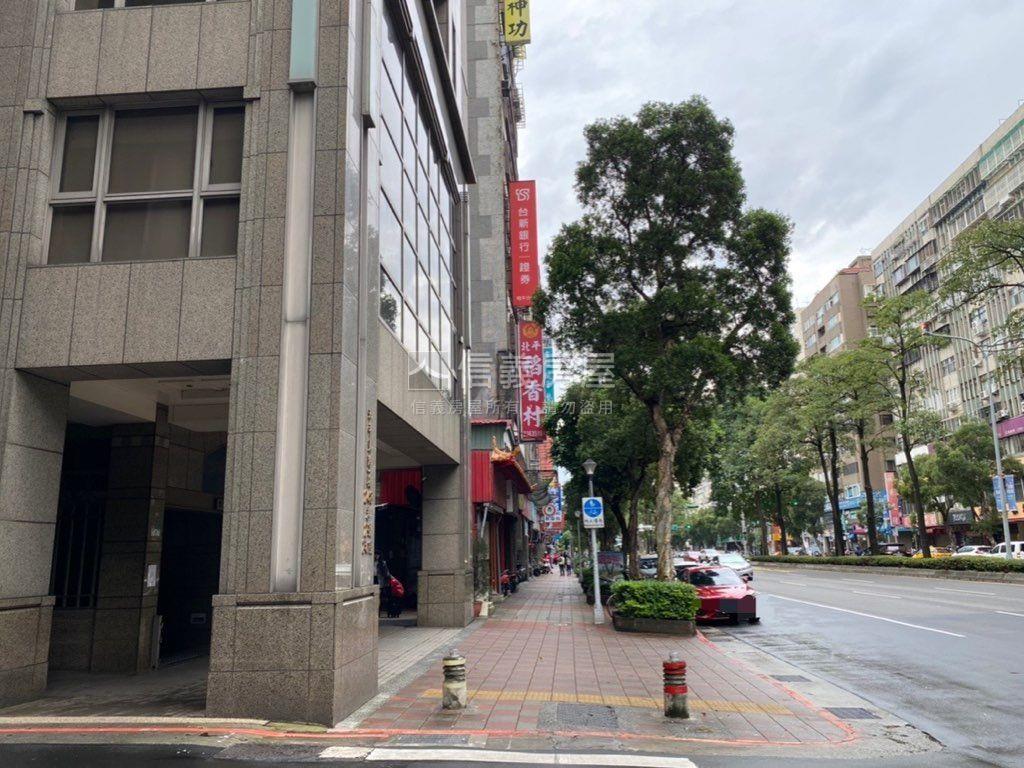 新接師大林園房車車位房屋室內格局與周邊環境