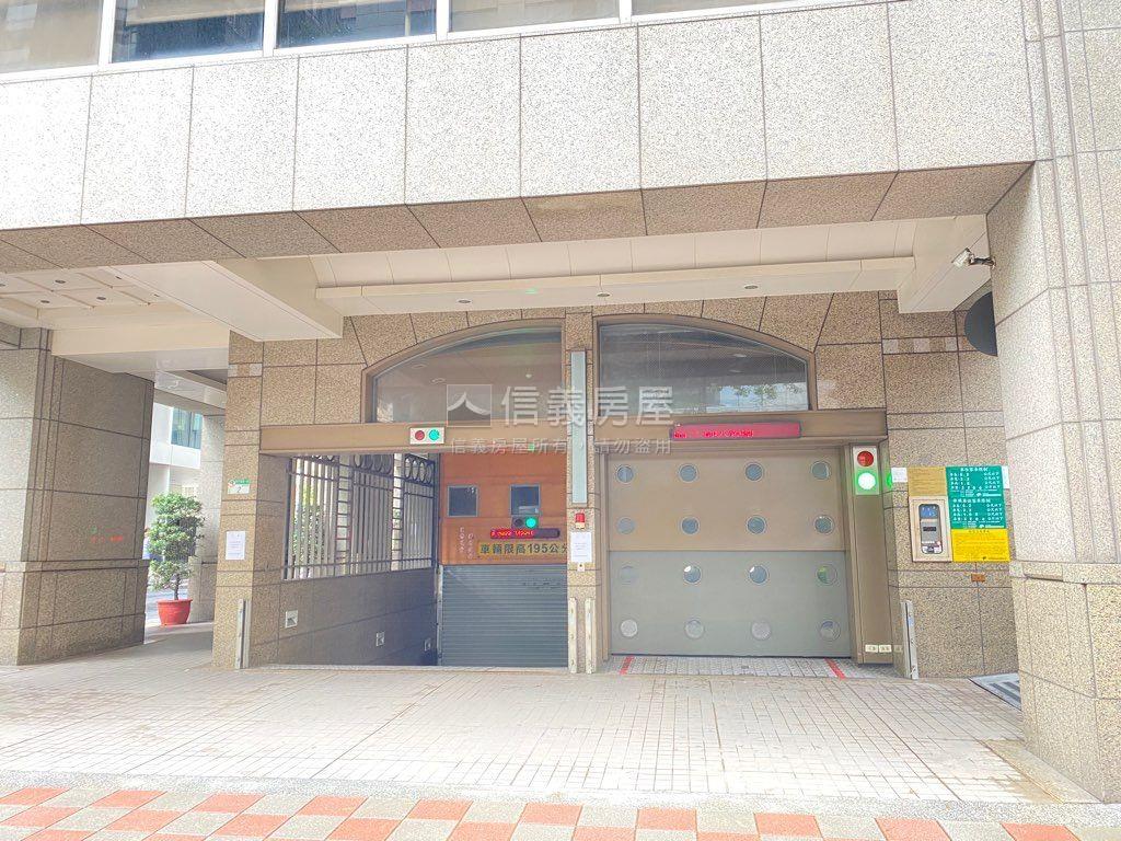 新接師大林園房車車位房屋室內格局與周邊環境