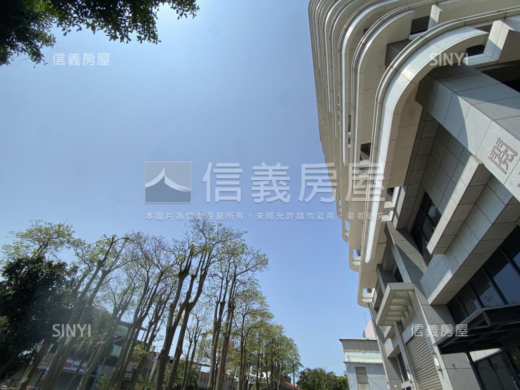 閱山海頂樓露台極景車位房屋室內格局與周邊環境