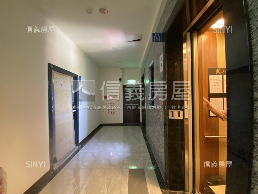閱山海頂樓露台極景車位房屋室內格局與周邊環境