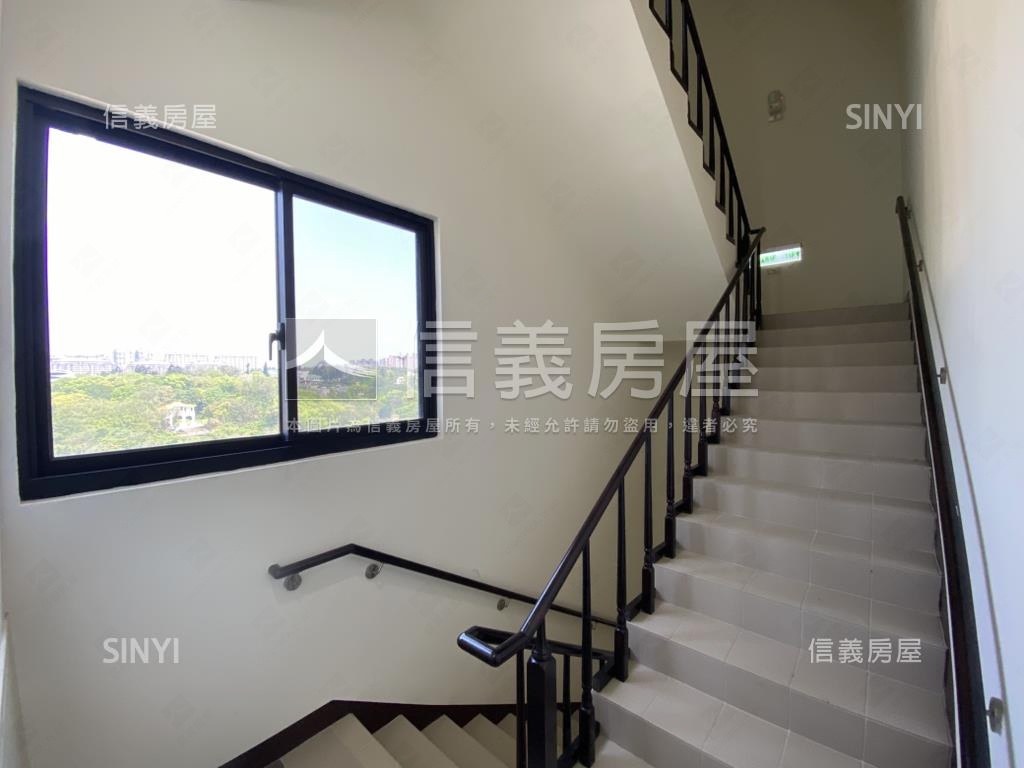 閱山海頂樓露台極景車位房屋室內格局與周邊環境