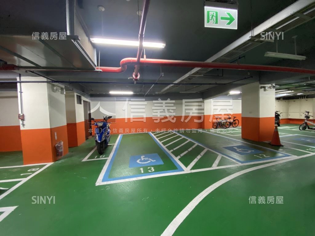 閱山海頂樓露台極景車位房屋室內格局與周邊環境