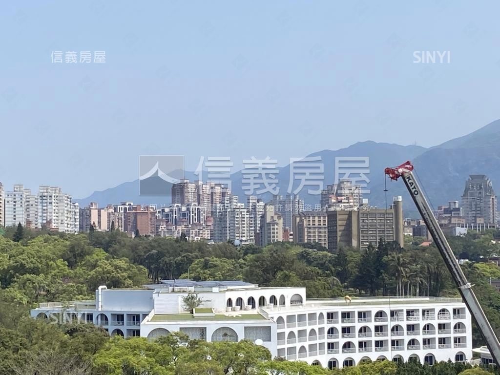 閱山海頂樓露台極景車位房屋室內格局與周邊環境