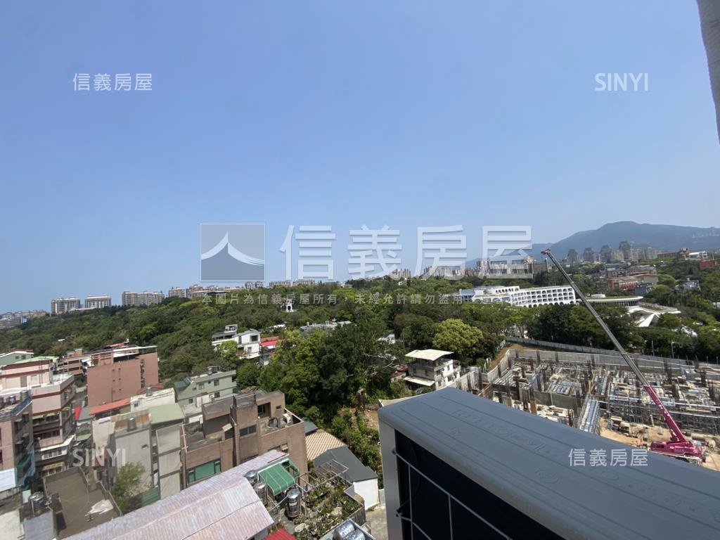閱山海頂樓露台極景車位房屋室內格局與周邊環境