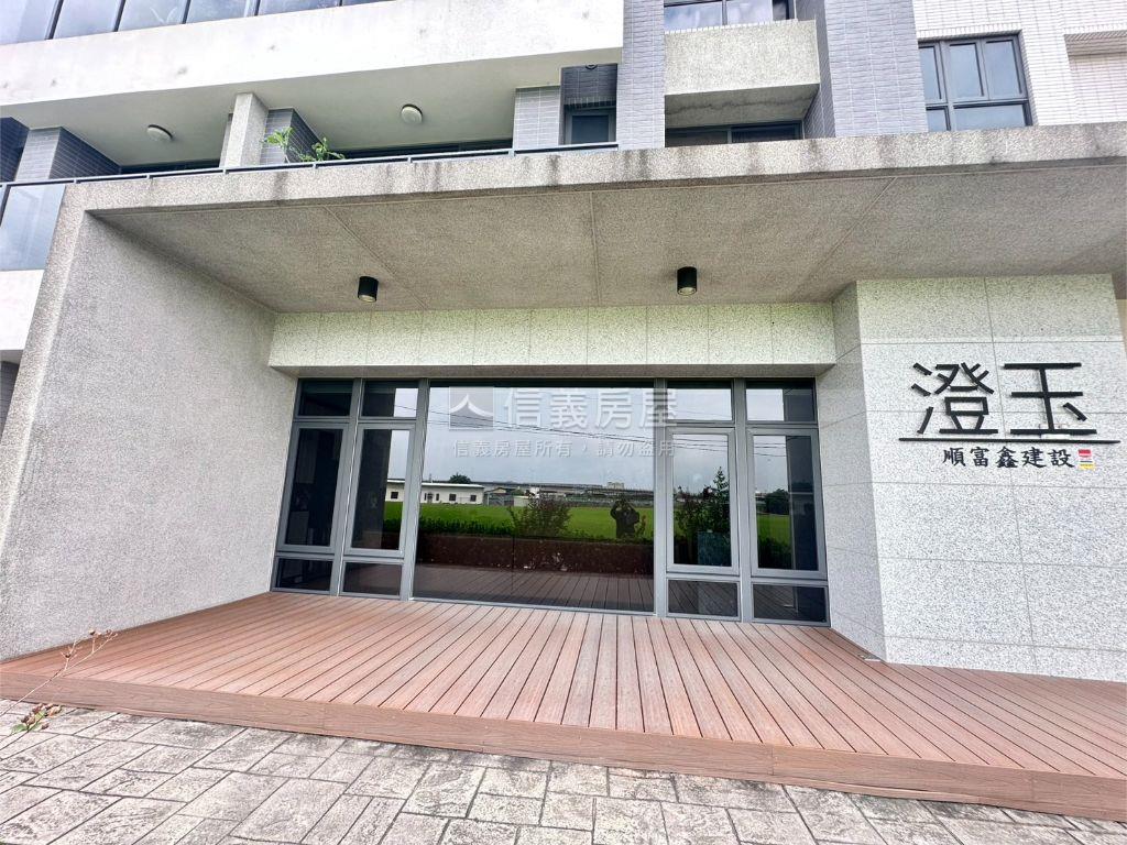 屋齡約３年美裝潢三房車位房屋室內格局與周邊環境