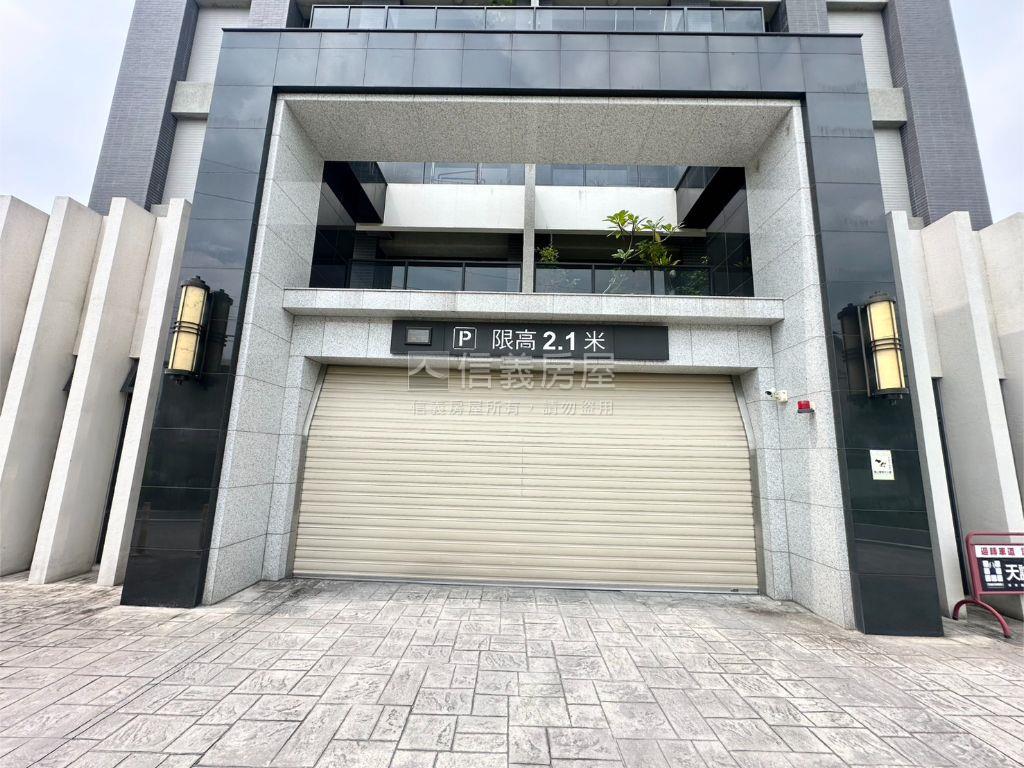 屋齡約３年美裝潢三房車位房屋室內格局與周邊環境