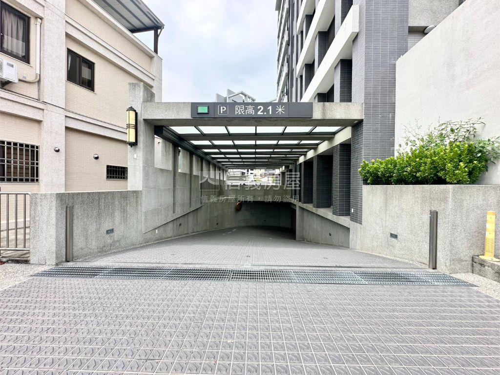 屋齡約３年美裝潢三房車位房屋室內格局與周邊環境