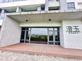 屋齡約３年美裝潢三房車位