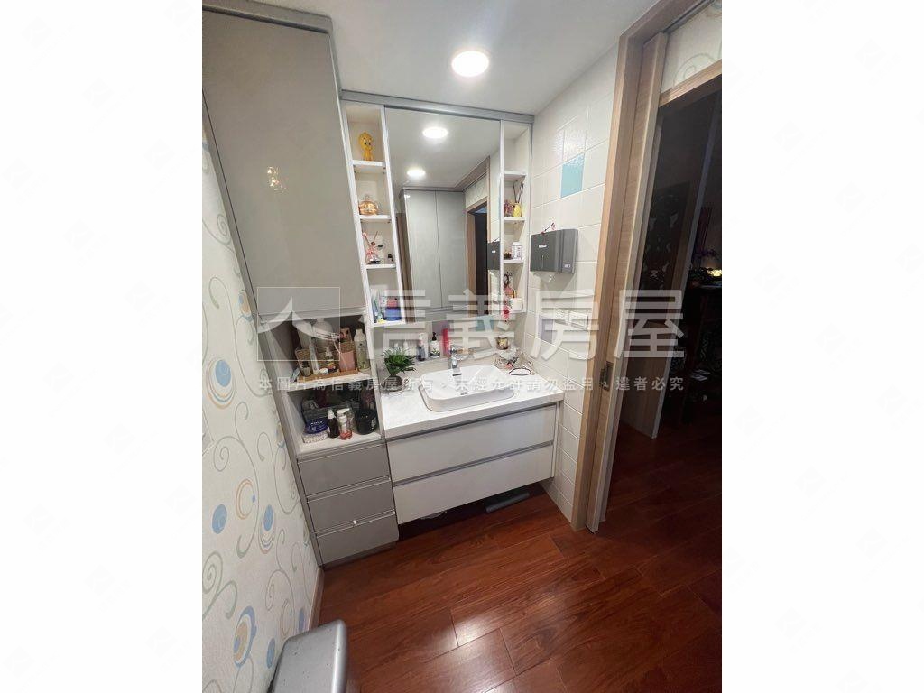 近三民捷運精美車庫一樓房屋室內格局與周邊環境