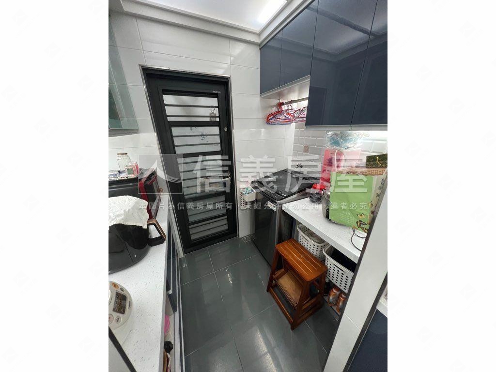 近三民捷運精美車庫一樓房屋室內格局與周邊環境