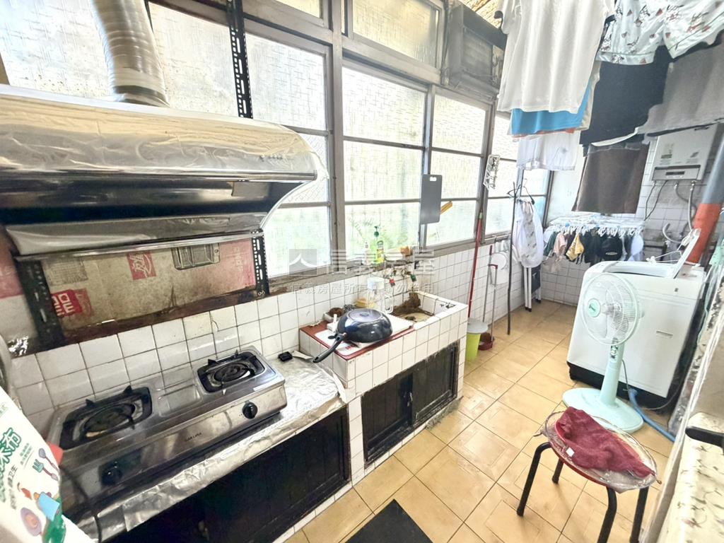 赤峰商圈★稀有公寓二樓房屋室內格局與周邊環境