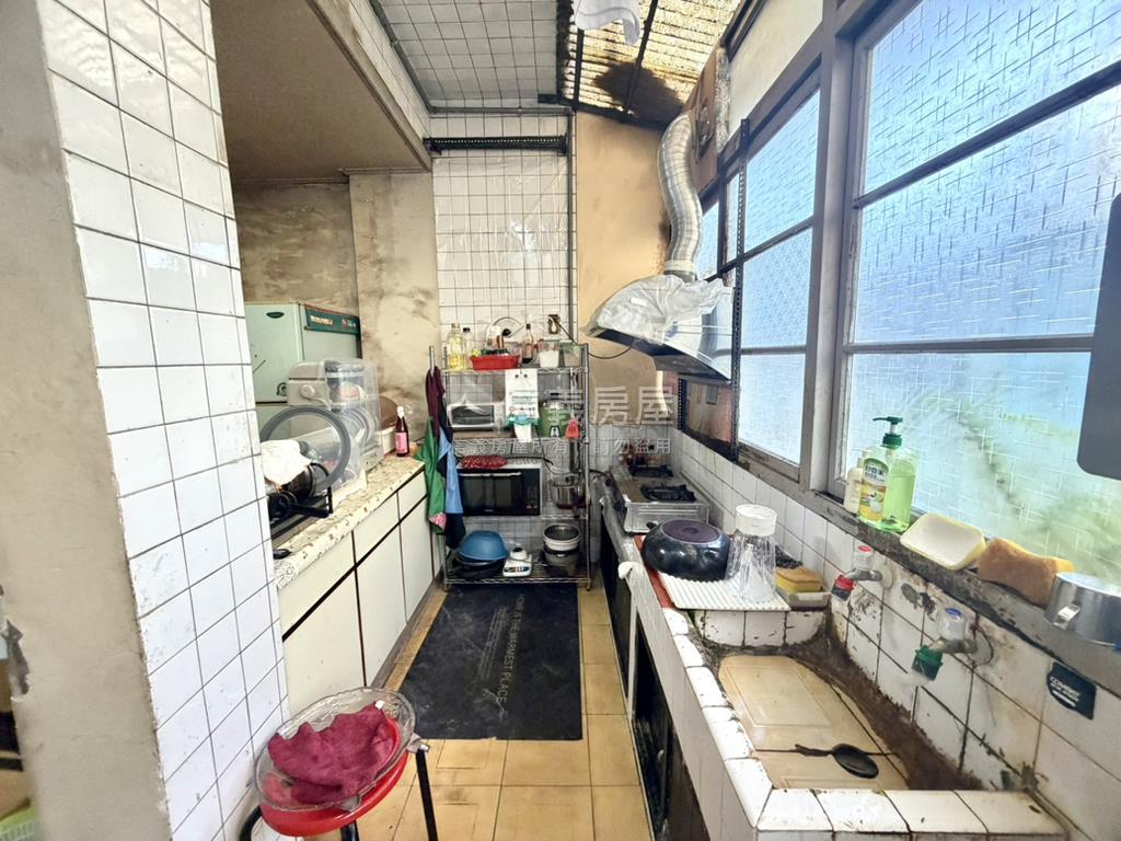赤峰商圈★稀有公寓二樓房屋室內格局與周邊環境