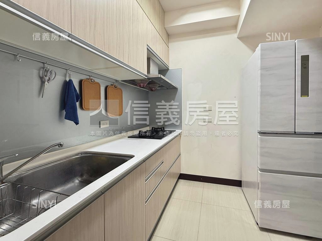 天森鳳山捷運三房平車房屋室內格局與周邊環境