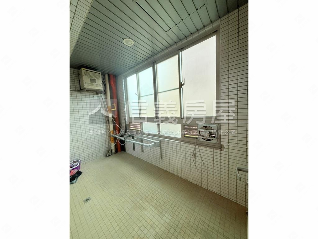 高鐵百坪商業登記角店房屋室內格局與周邊環境