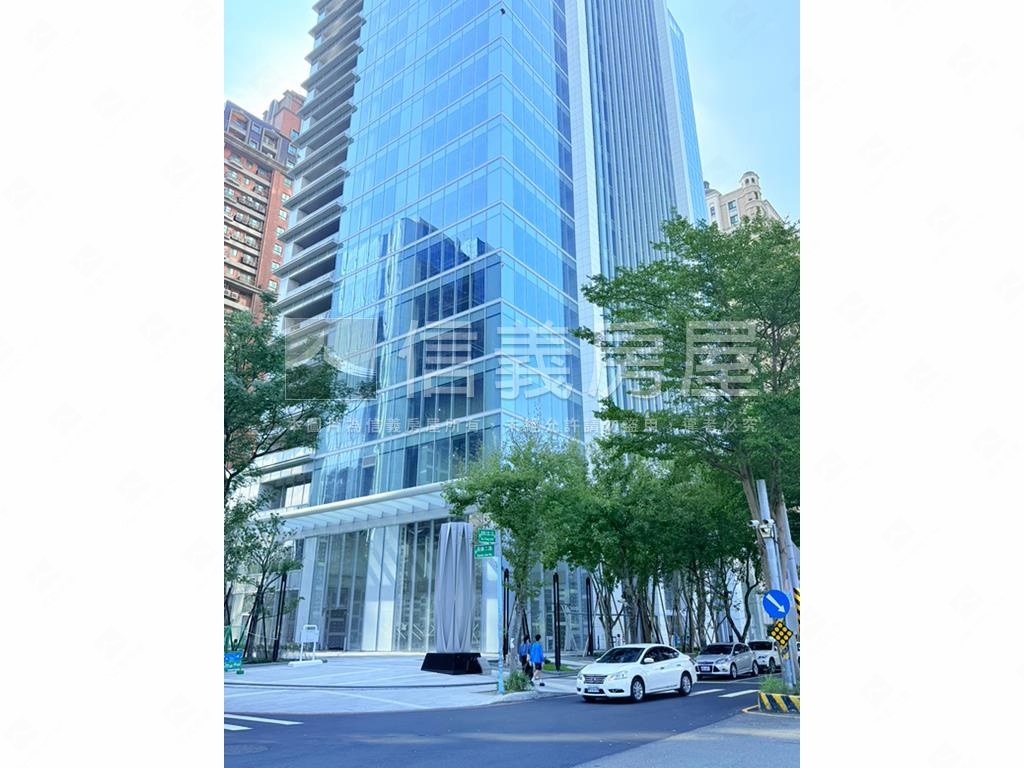 高鐵百坪商業登記角店房屋室內格局與周邊環境