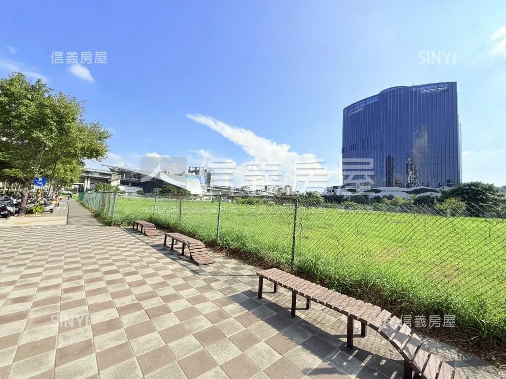 高鐵百坪商業登記角店房屋室內格局與周邊環境