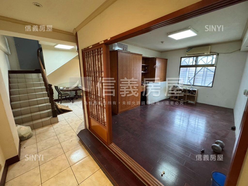 稀有☆新德街大空間含車位房屋室內格局與周邊環境