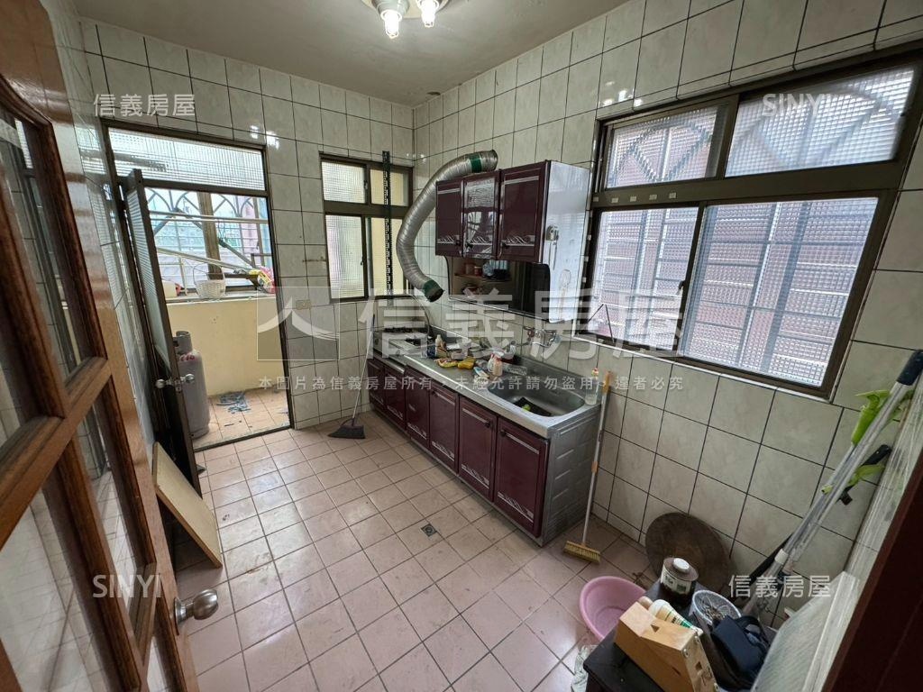 稀有☆新德街大空間含車位房屋室內格局與周邊環境