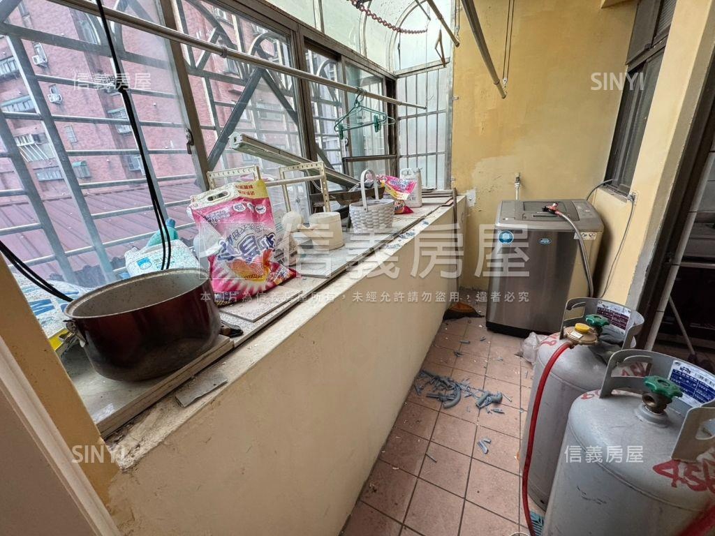 稀有☆新德街大空間含車位房屋室內格局與周邊環境