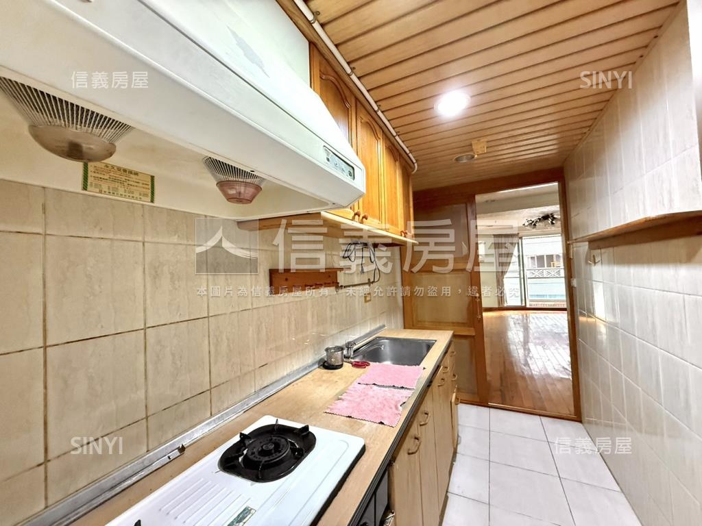 地中海夕陽海哇三房平車房屋室內格局與周邊環境